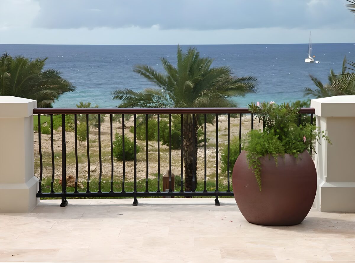 TPDE42237: Blumentopf mit Pflanze mit Ausblick auf das karibische Meer mit Katamaran