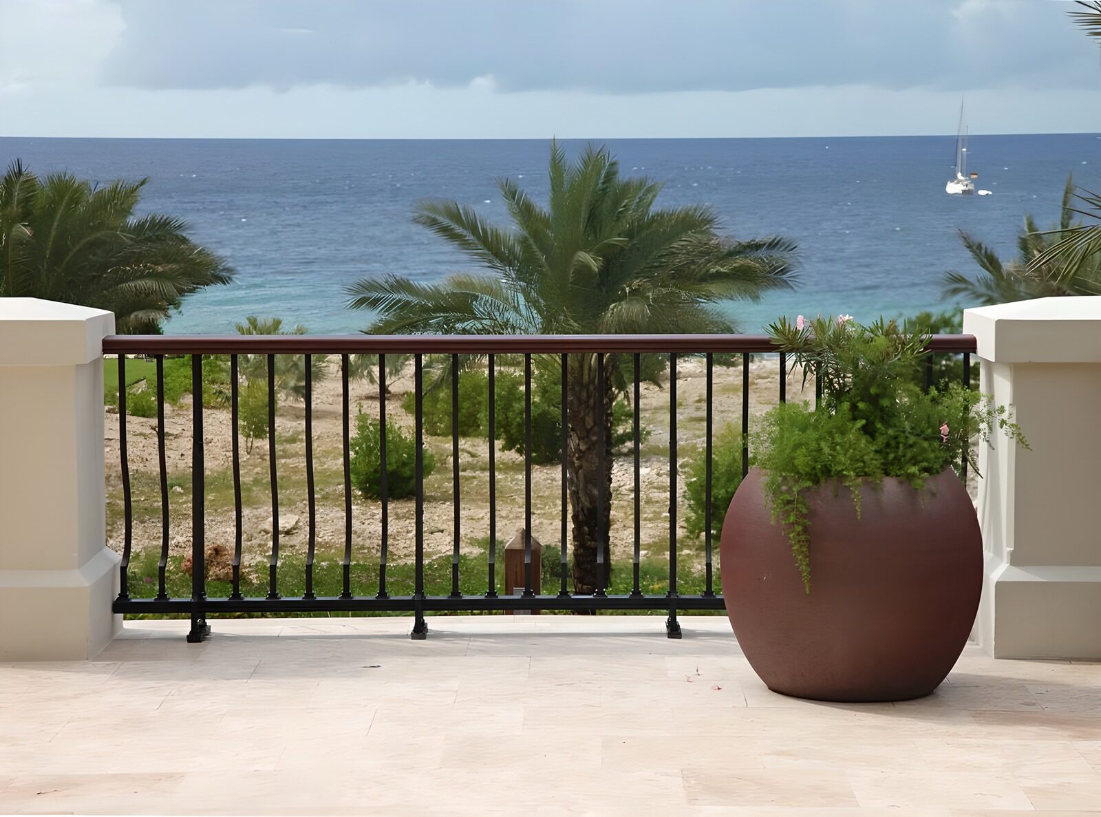 TPDE42237: Blumentopf mit Pflanze mit Ausblick auf das karibische Meer mit Katamaran