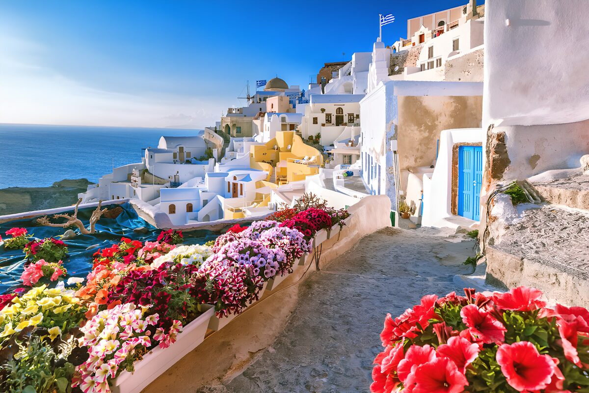 Farbenfrohes Santorini am Meer