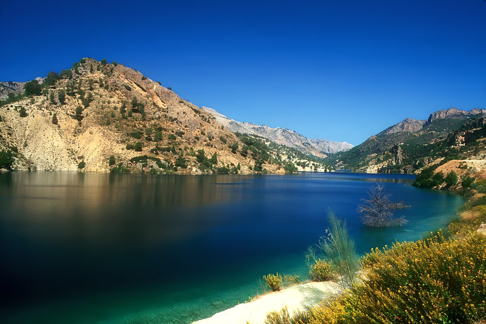 TPDE29514: azurblaue Farbe von einem Bergsee