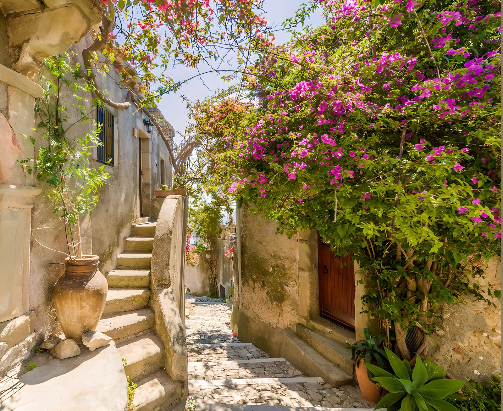 TPDE54742: Charmante Gasse mit bunten Blumen