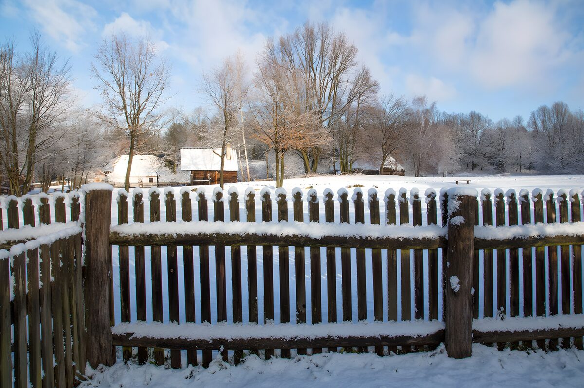 TPDE56548: Winterlandschaft hinter dem Zaun