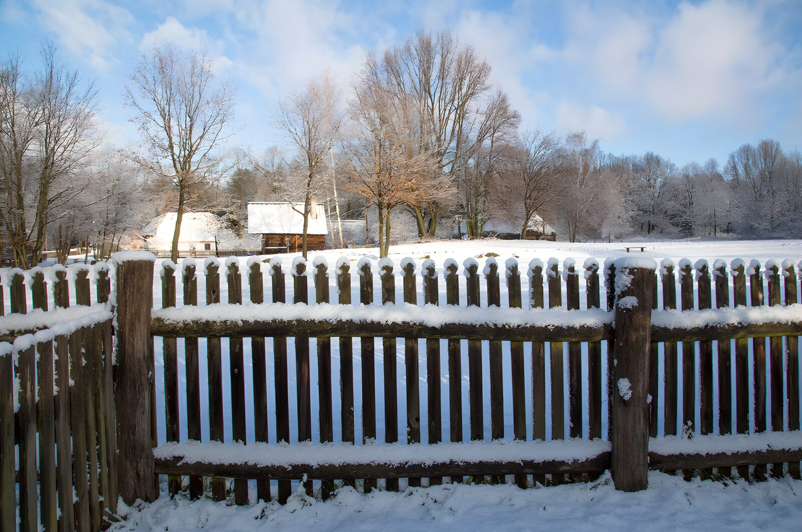 TPDE56548: Winterlandschaft hinter dem Zaun