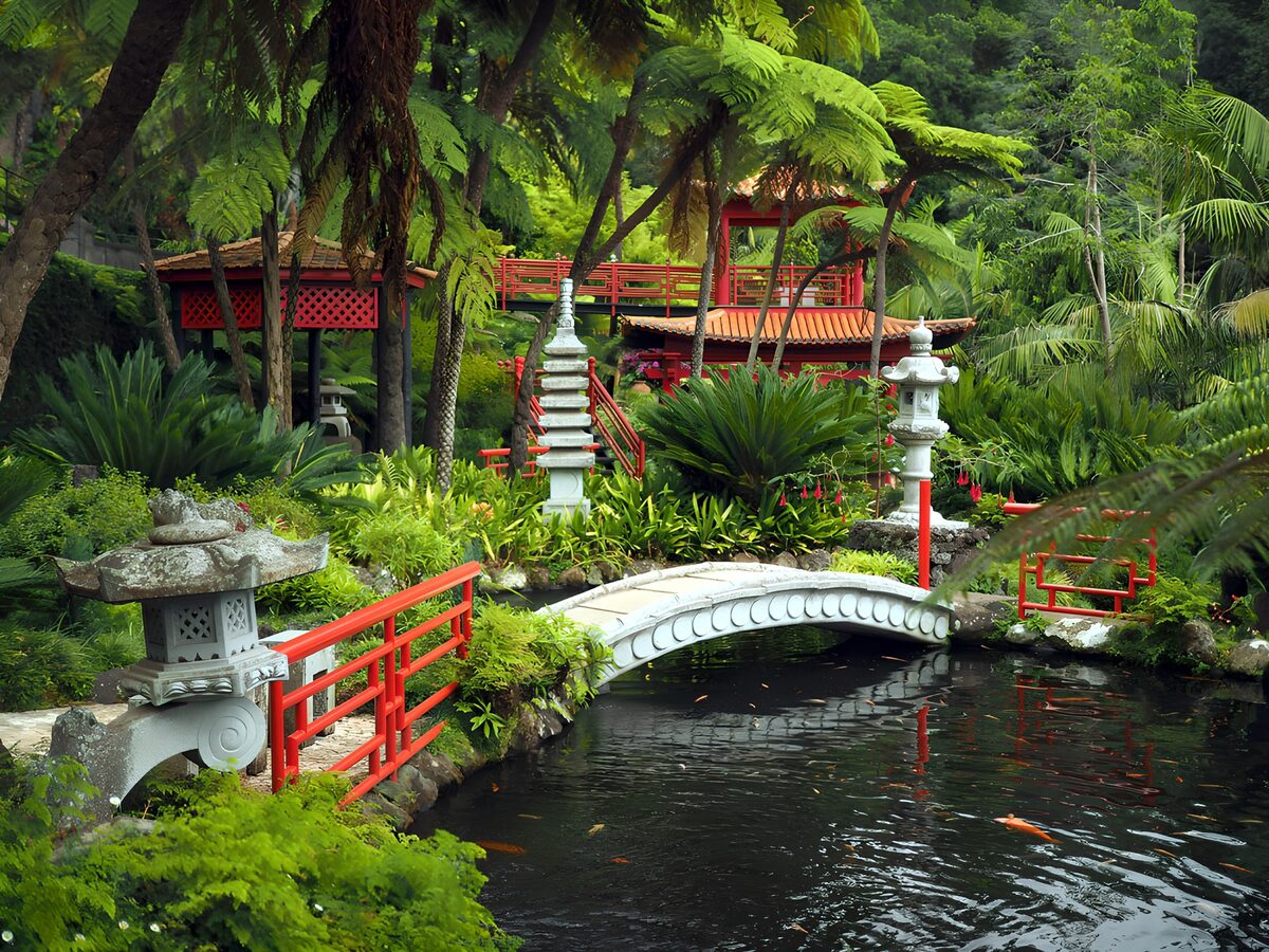 TPDE92982: Asiatischer Garten mit Brücke und Pavillon