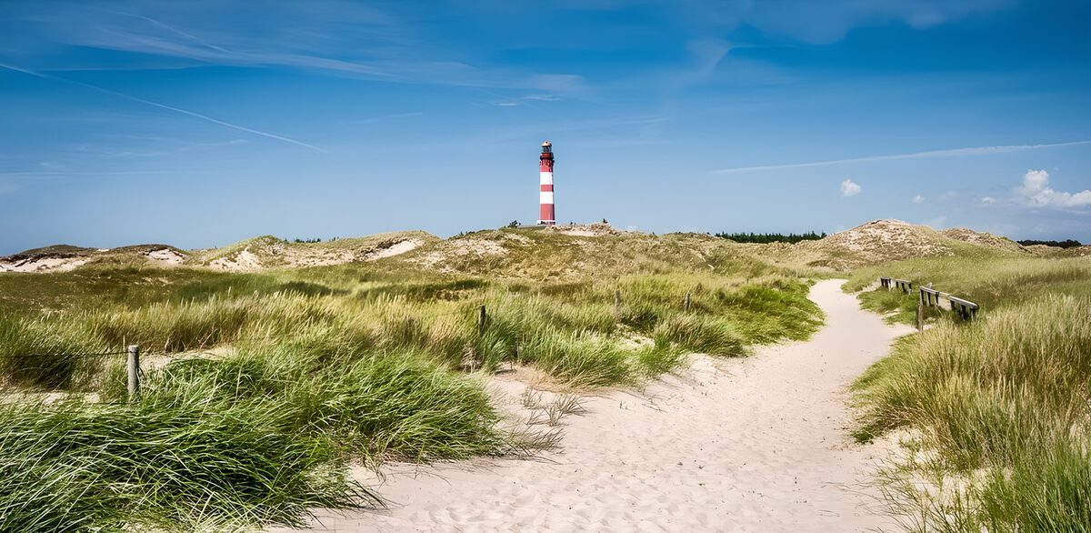 TPDE35700: Leuchtturm auf einer Insel