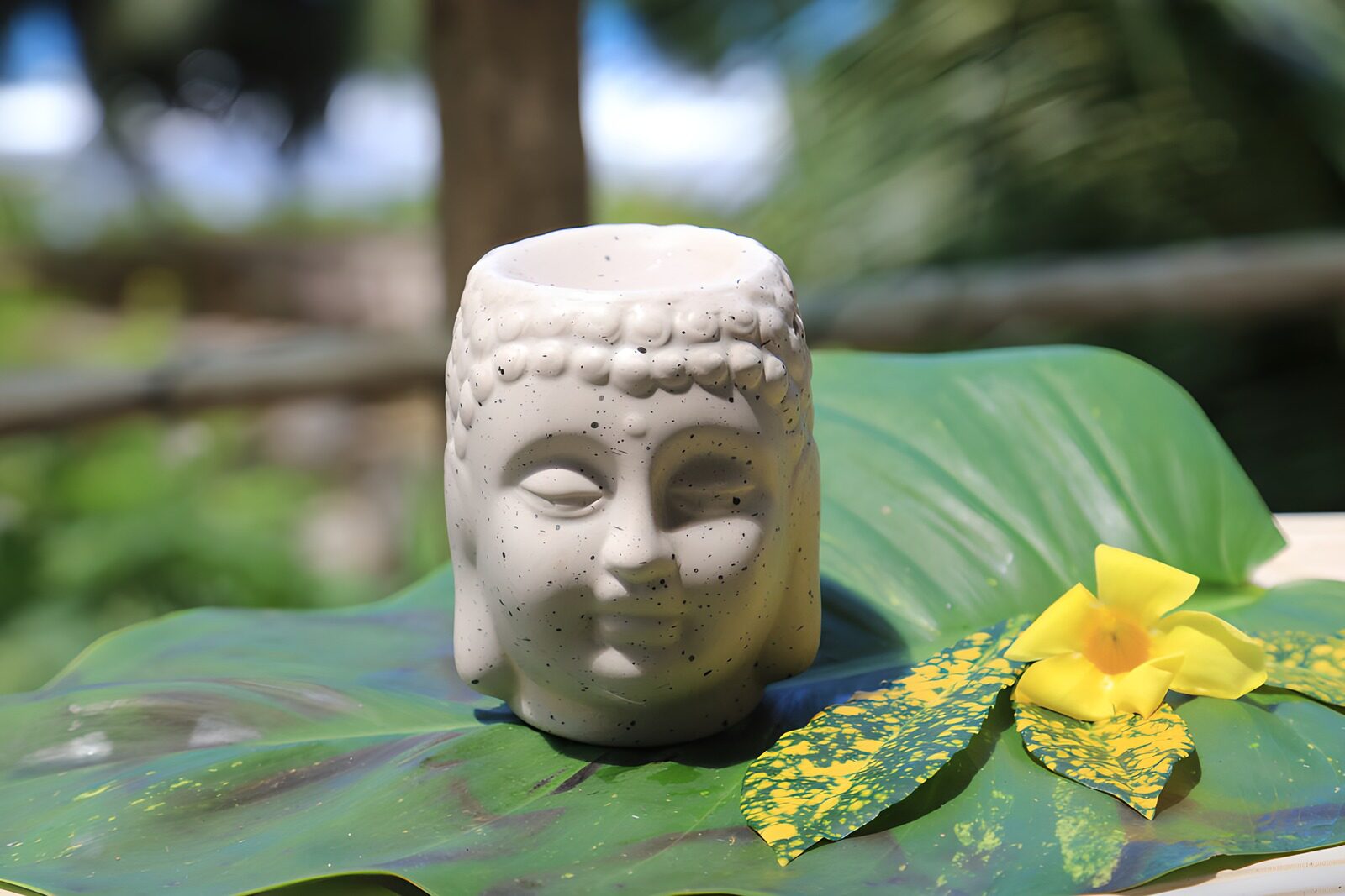TPDE10479: Buddha-Kopf mit Blüten und Blättern