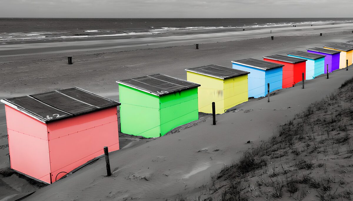 TPDE16998: Bunte Strandhäuser am Meer