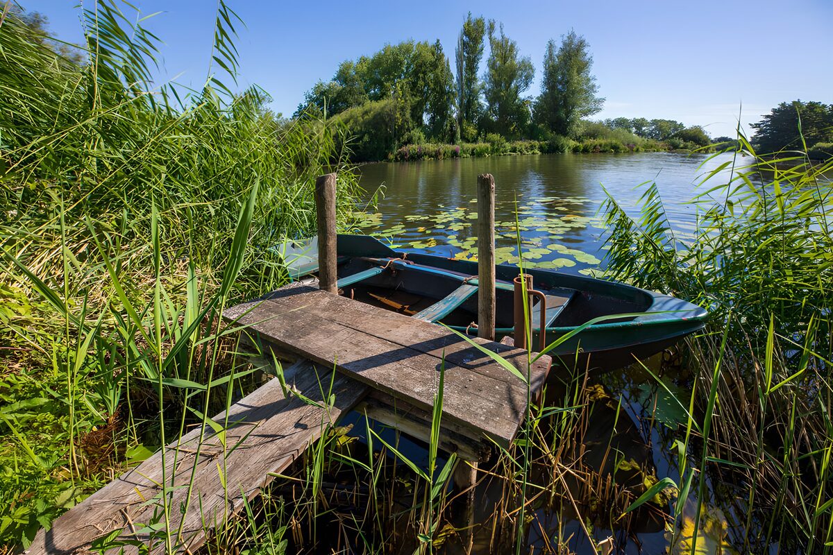 TPDE83391: Ruhiger Hafen am Wasser