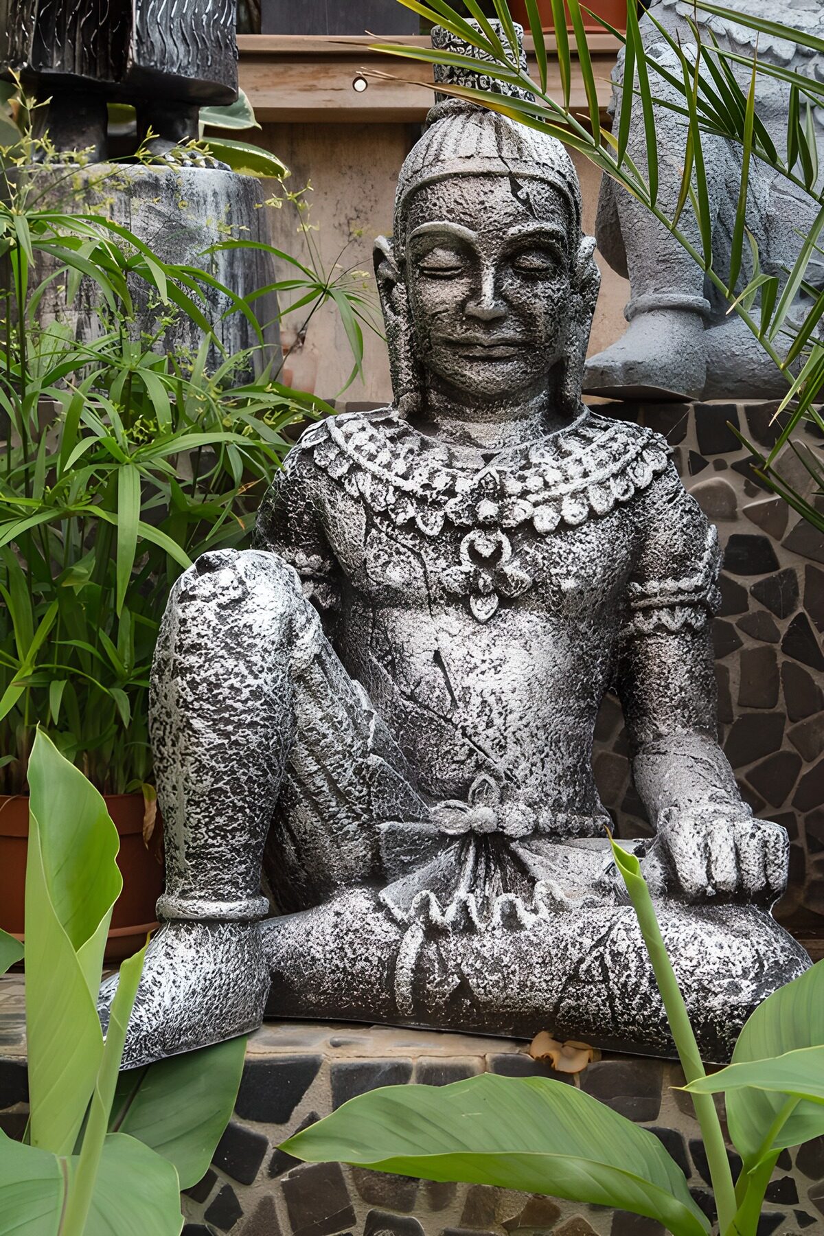 TPDE19879: Steinfigur im Garten