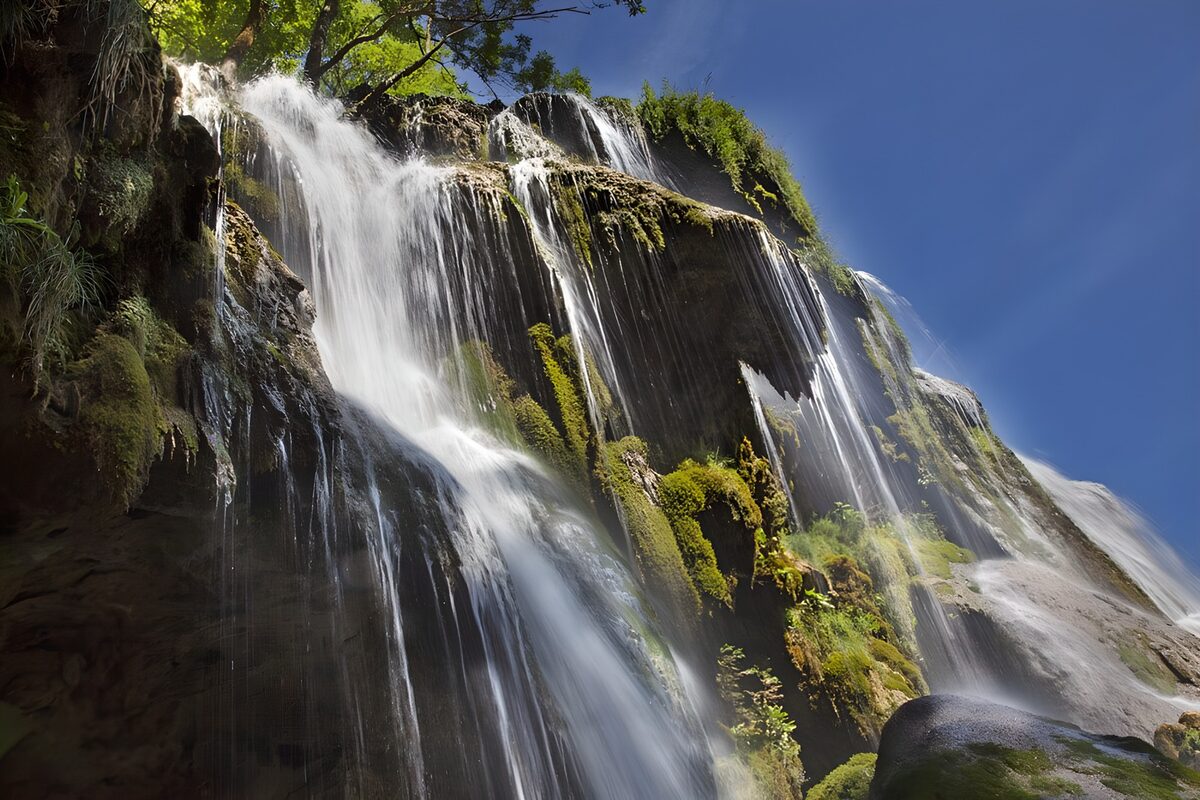 TPDE78845: viele Wasserfälle neben einander unter blauem Himmel