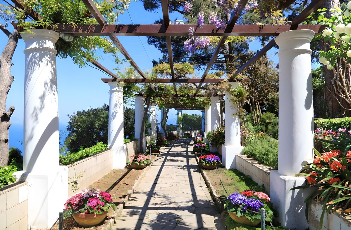 TPDE28612: Blühender Gartenweg mit Blick auf das Meer