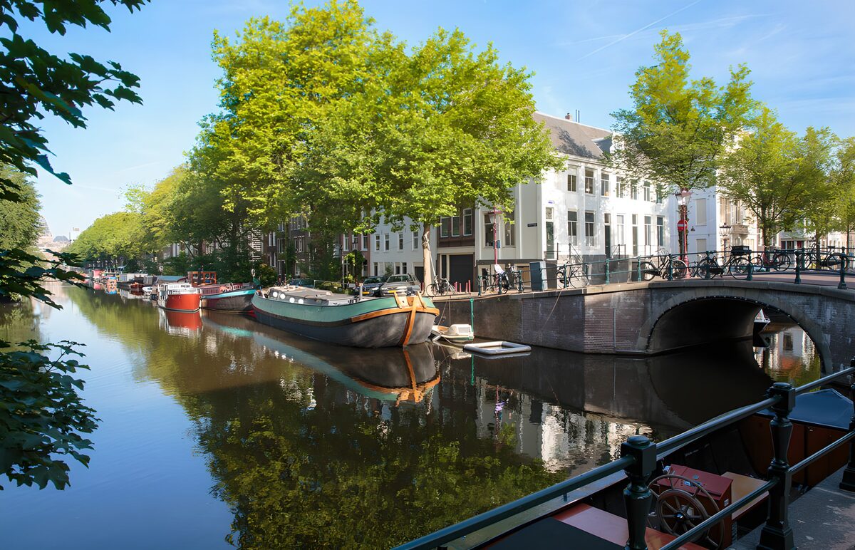TPDE31373: Ruhiger Kanal mit historischen Booten