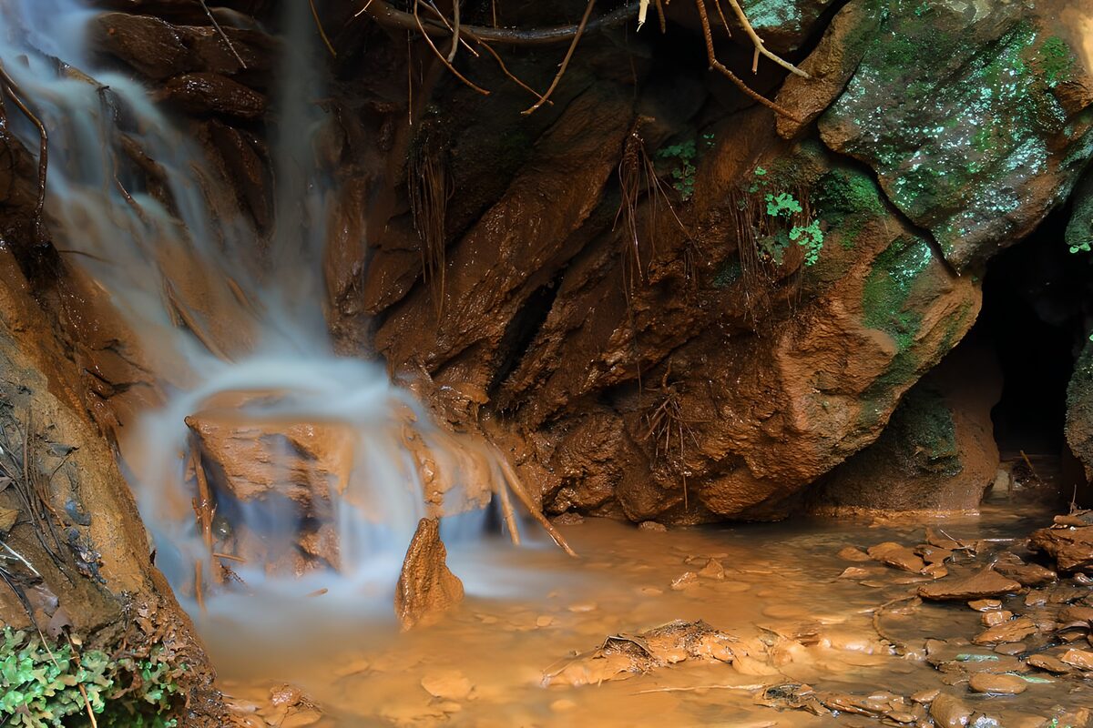 TPDE29047: Wasserfall zwischen schroffen Felsen