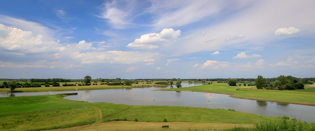TPDE70247: Idylle am Fluss unter blauem Himmel