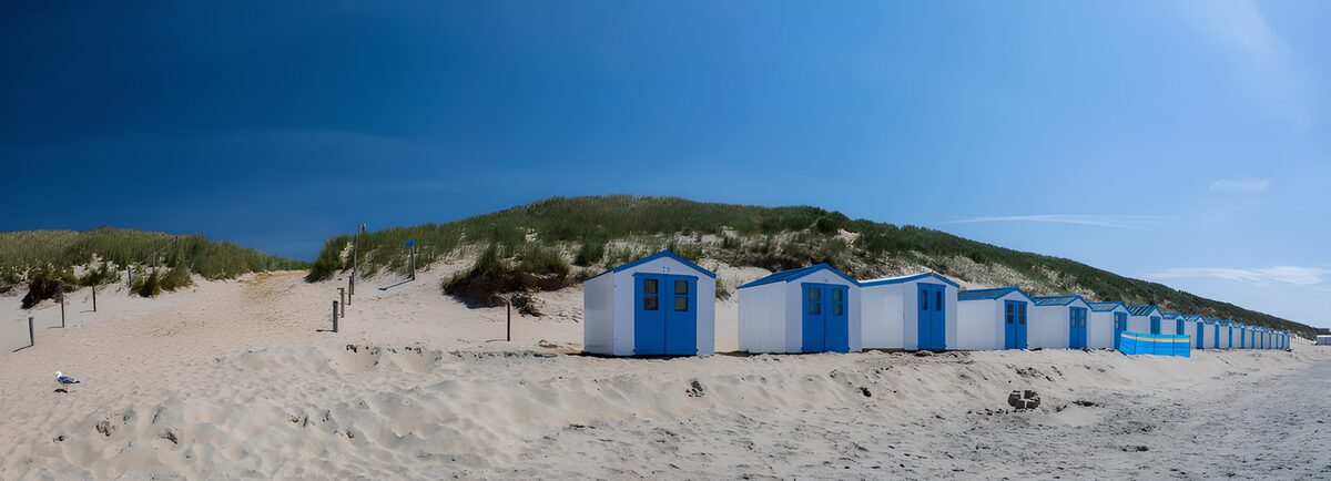 TPDE20666: Bunte Strandhäuschen am Meer