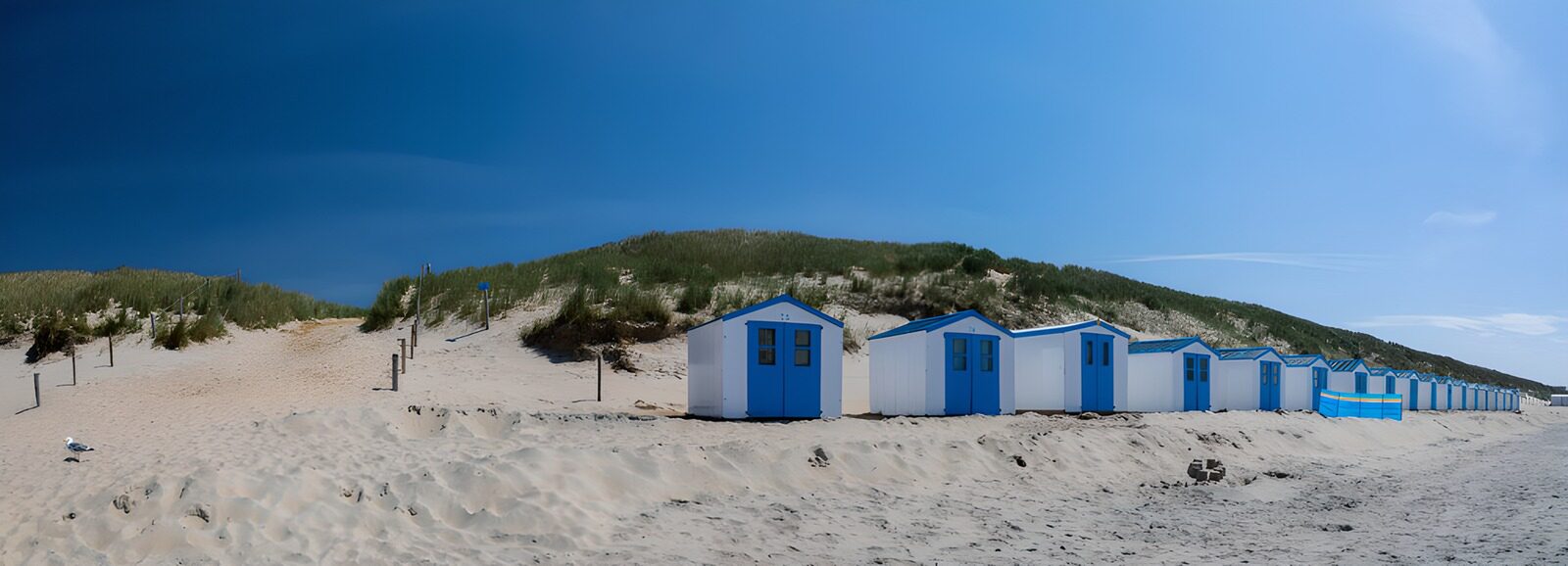 TPDE20666: Bunte Strandhäuschen am Meer