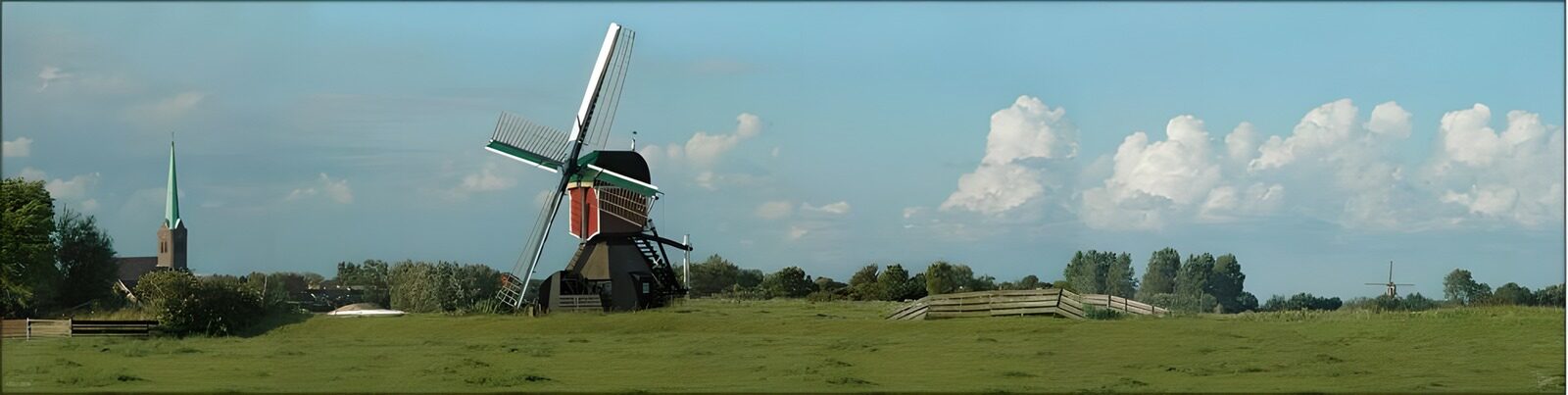 TPDE43296: Weide an einem Graben mit Holzbrücken und in der Ferne ein Kirchturm und eine Poldermühle