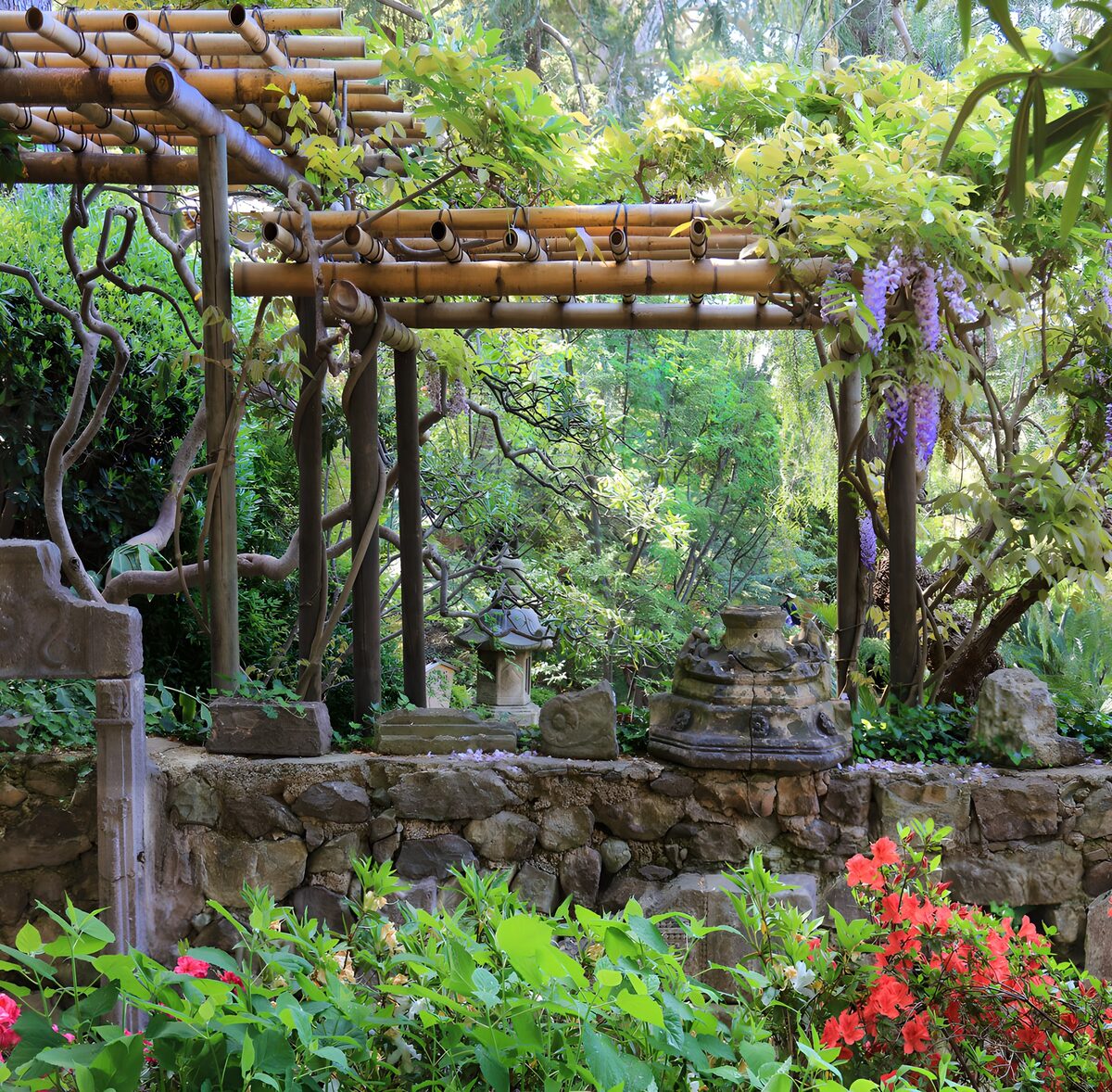 TPDE83593: Zen-Garten mit Bambuspergola und Blumen