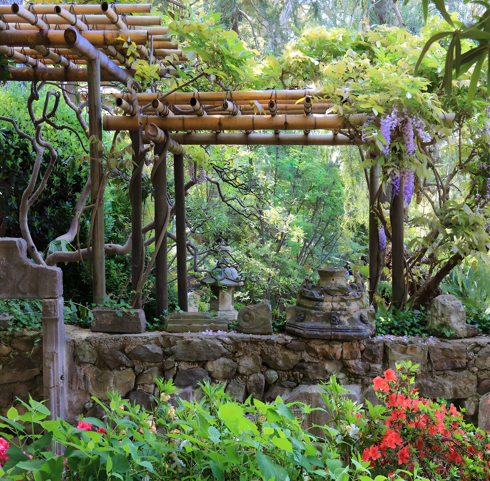TPDE83593: Zen-Garten mit Bambuspergola und Blumen