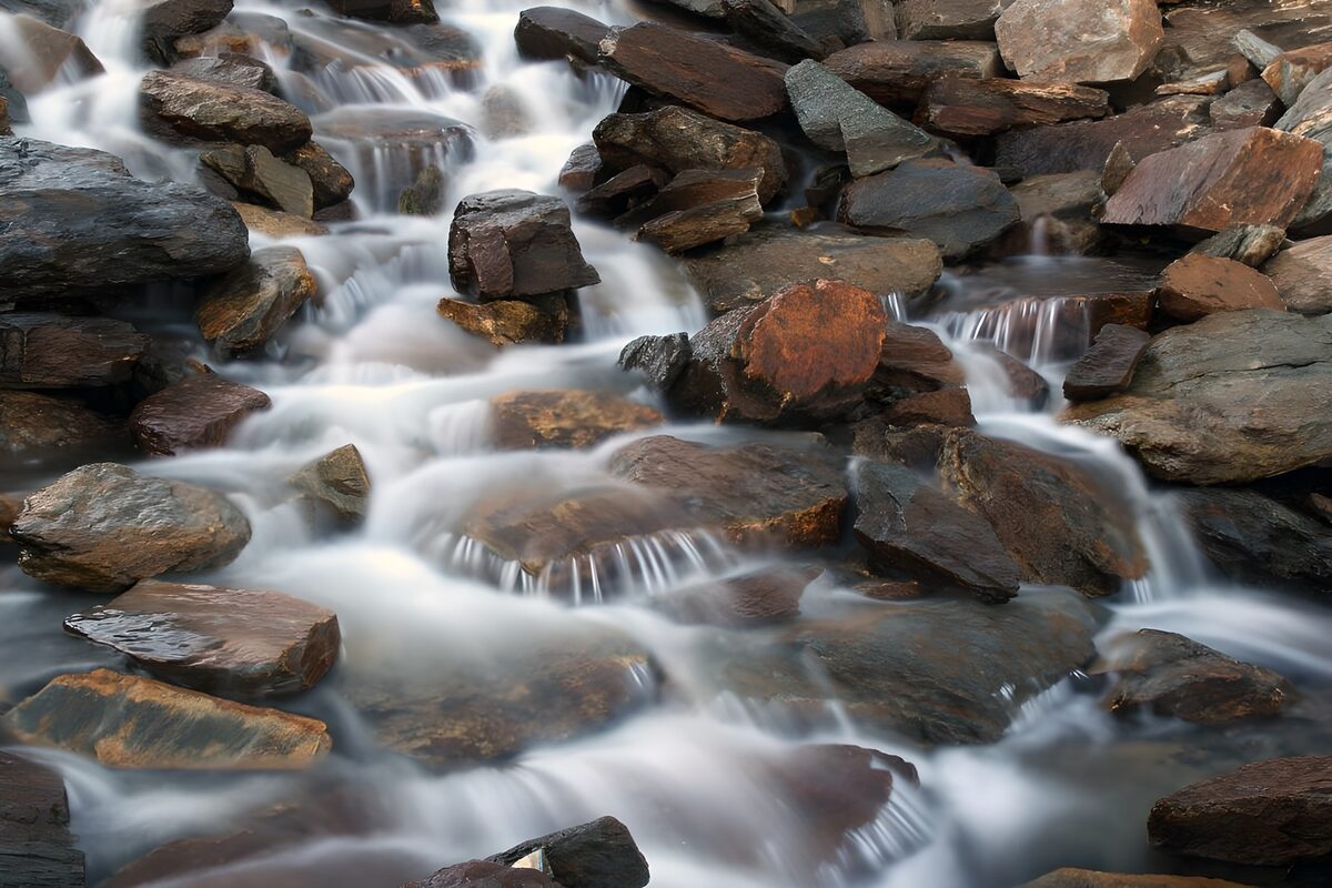 Felsblöcke und "weißes" Wasser immer ein Naturerlebnis