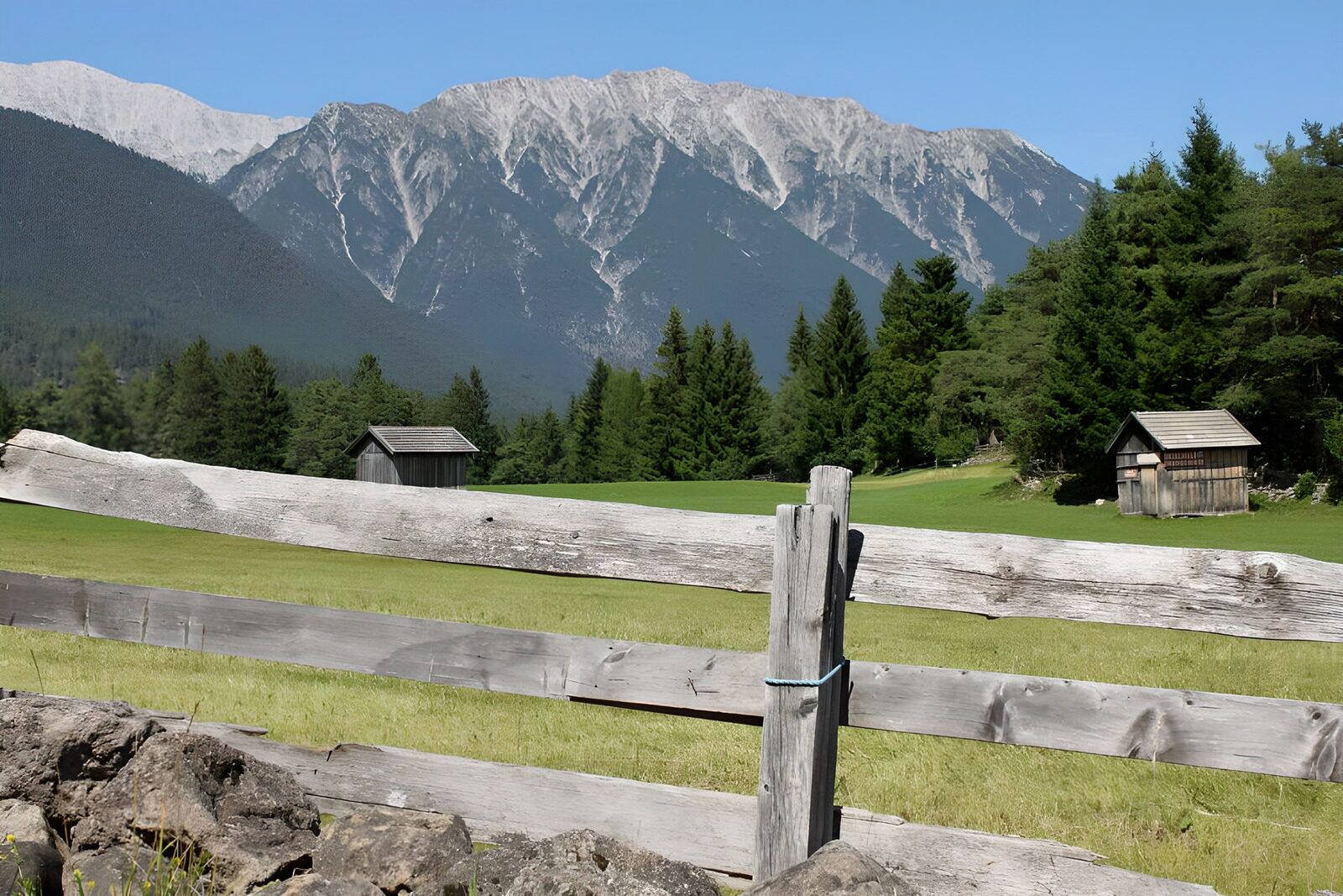 TPDE59668: Lattenzaun auf der Alm irgendwo in den Alpen