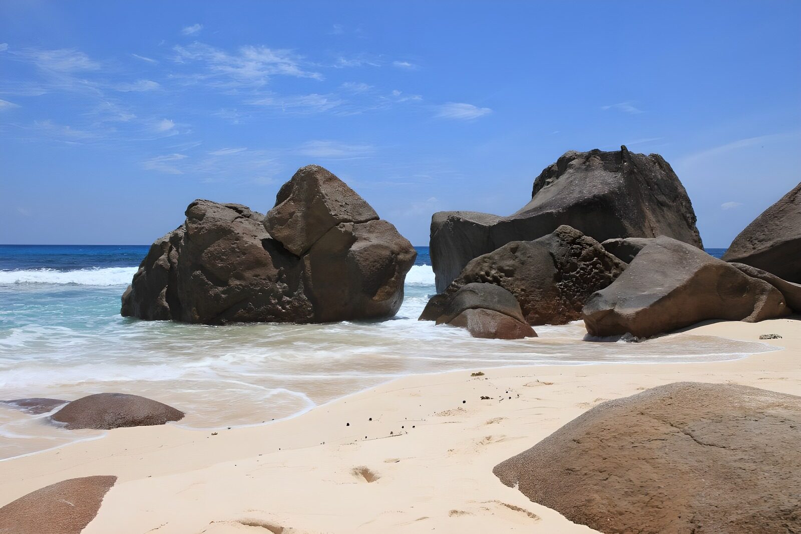 TPDE78828: Felsen im Wasser und am Strand