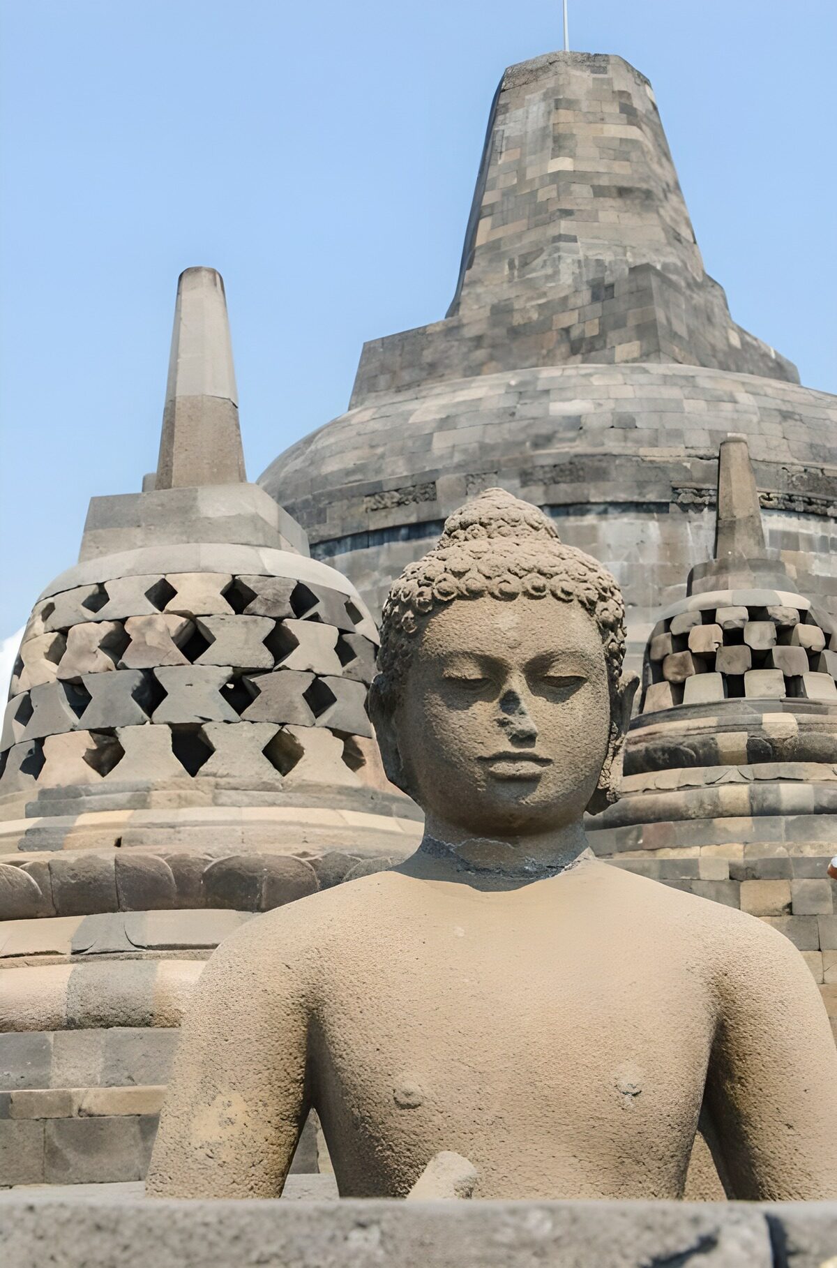 TPDE59479: Buddha-Statue vor perforierten Stupas der Borobudur, 