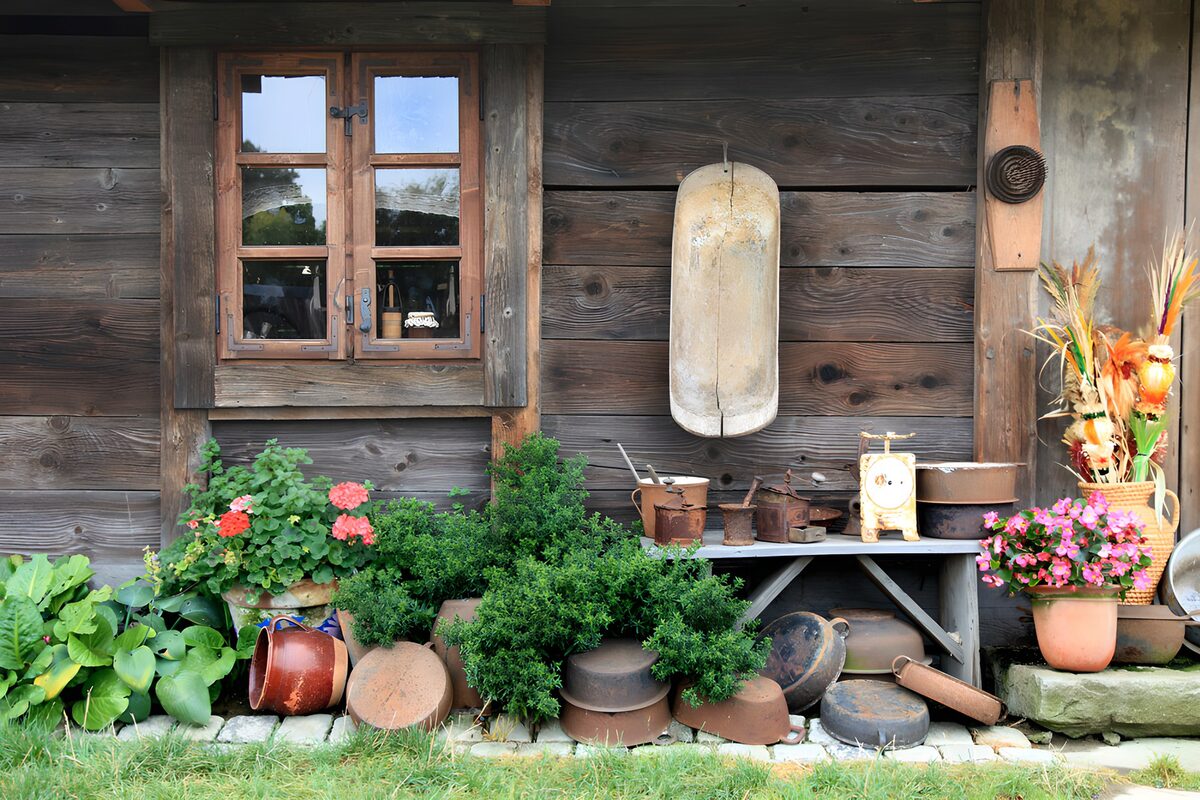 Rustikale Terrasse mit Pflanzen und Töpfen