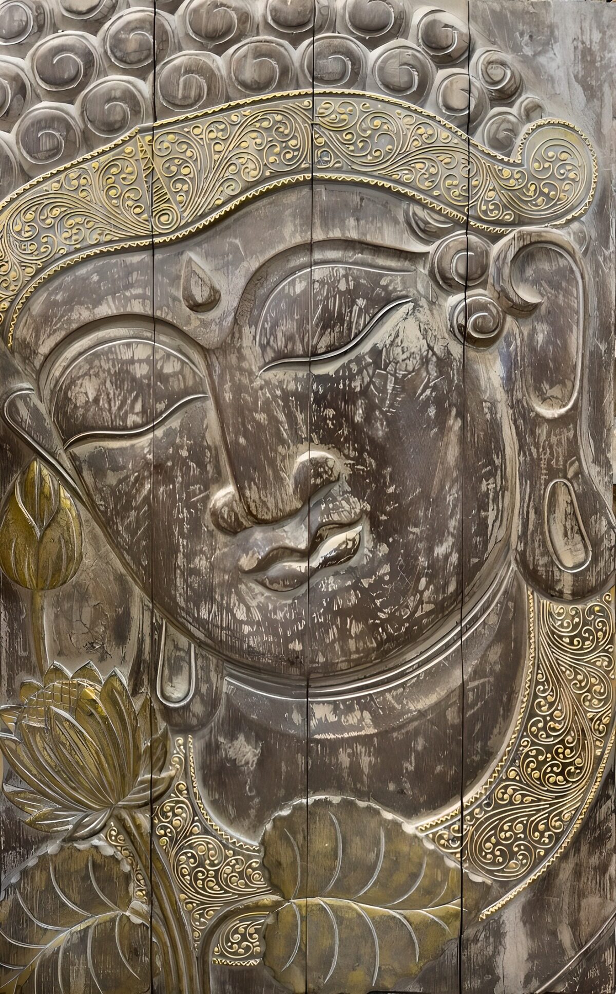 Buddha Relief mit goldenen Akzenten