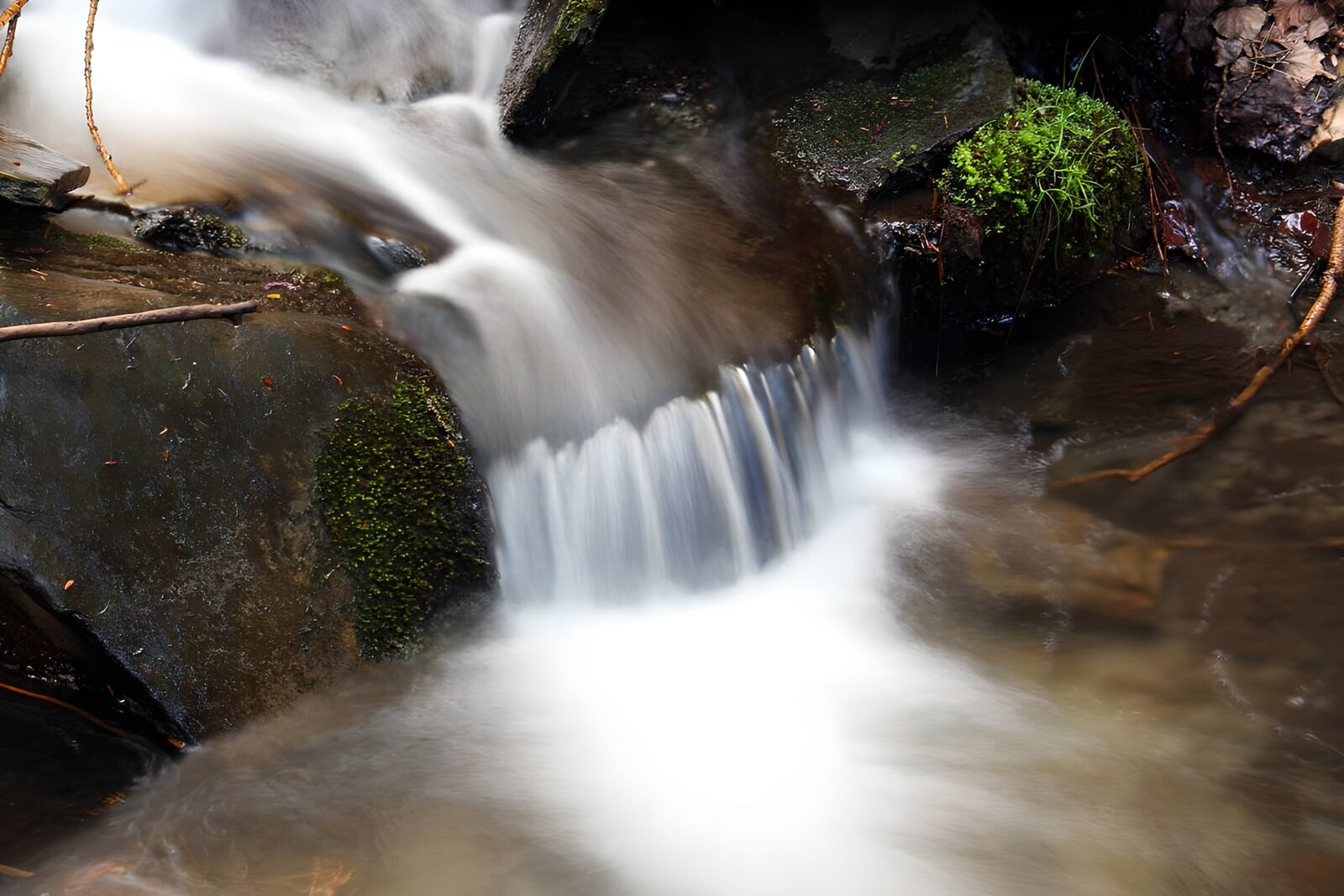 TPDE38531: ein tosender Gletscherbach stürzt die Stufen eines Wasserfalls hinab