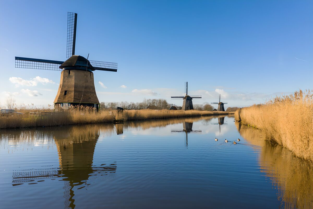 TPDE74517: Windmühlen im ruhigen Wasser