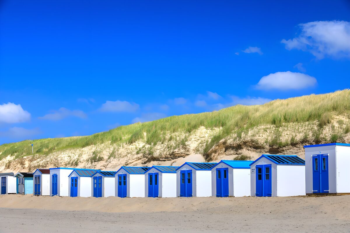 TPDE68241: Strandhäuser unter blauem Himmel