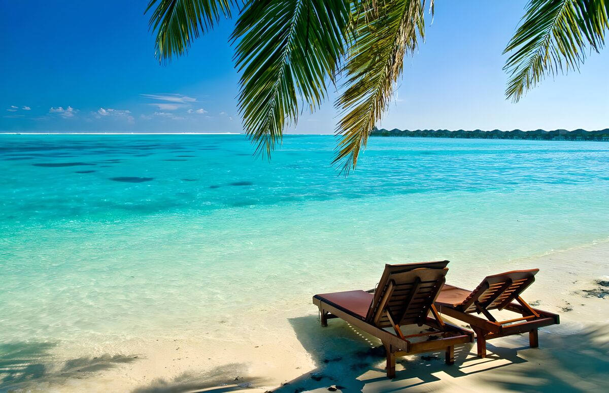 TPDE11461: Strandliegen, die einladen zum Faulenzen im blauen Wasser des Meeres
