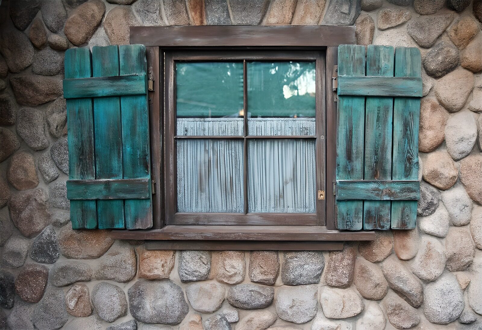 TPDE57807: kleines Haus, mit der Mauer aus großen Steinen, einem Holzfenster und vergraute Fensterläden