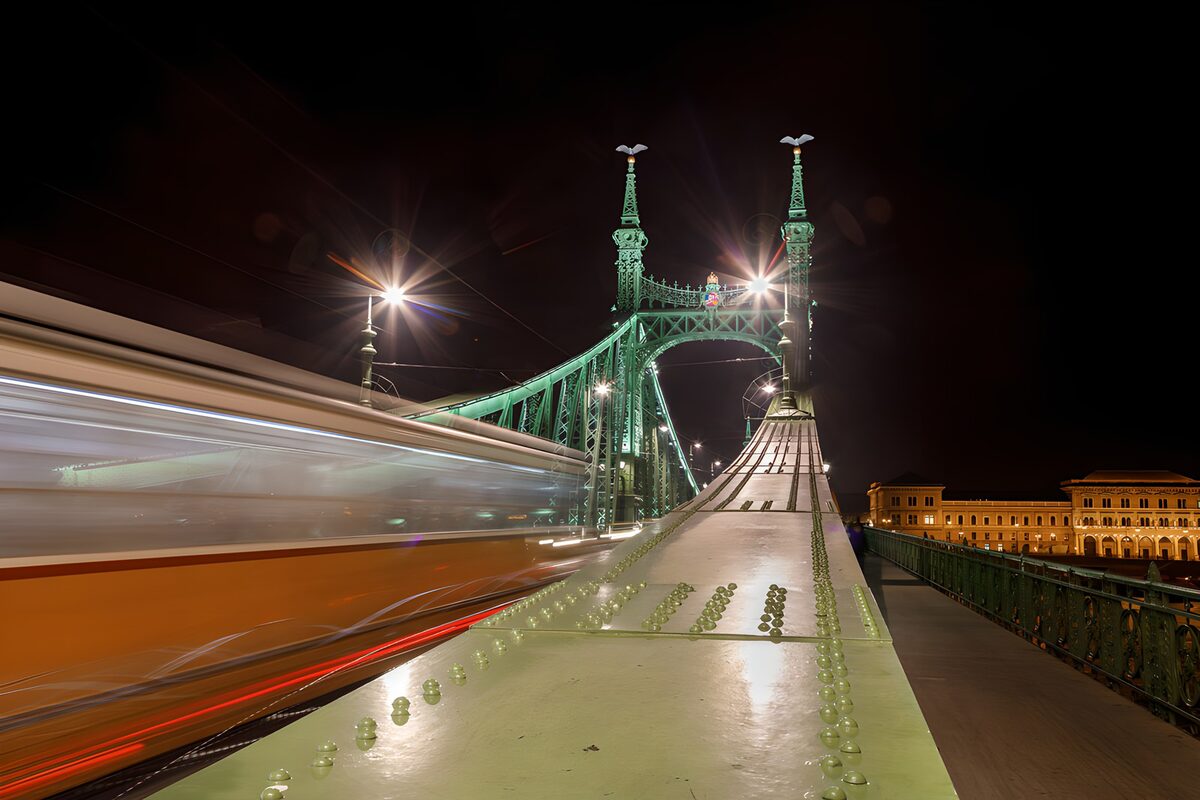 TPDE29837: Grünes Nachtbild der Freiheitbrücke