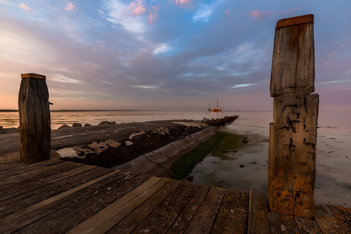 TPDE50465: Ruhiger Hafen bei Sonnenuntergang