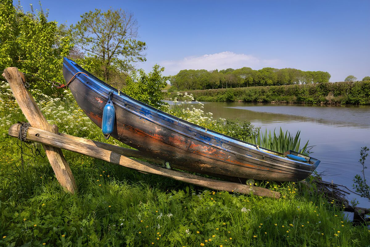 TPDE78494: Verlassenes Boot am Ufer