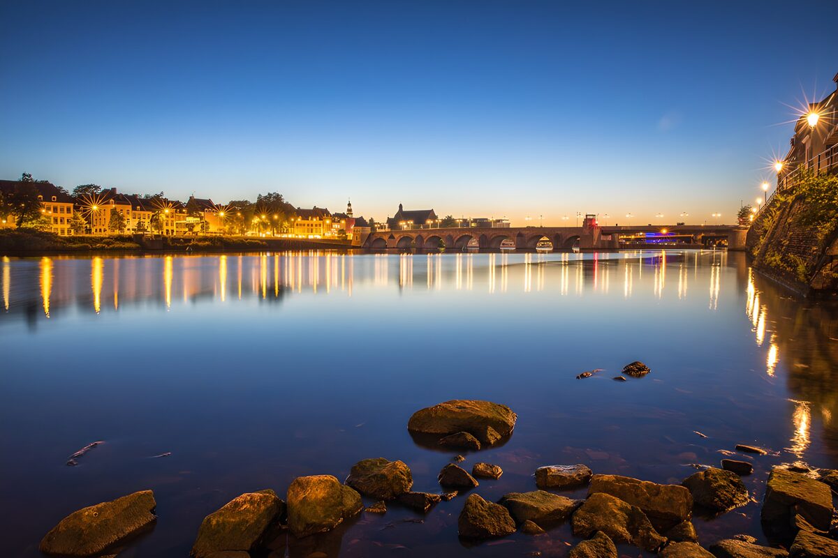 TPDE36867: Nachtansicht einer Stadt am Fluss