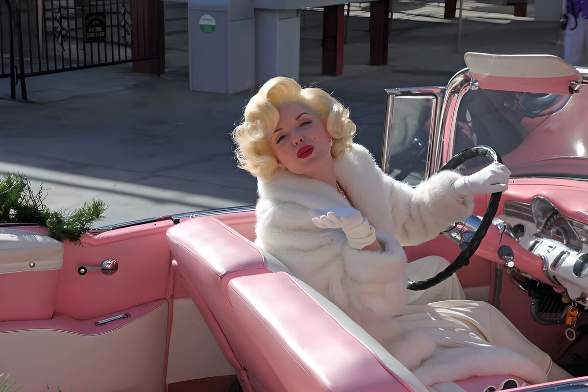 Marilyn Monro in einem rosaroten Auto