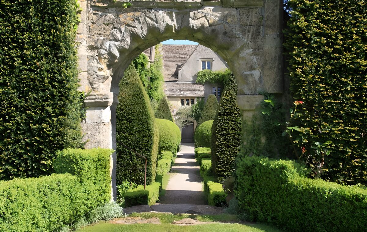 TPDE67962: Blick auf einen englischen Garten mit in Form geschnittenen Bäumen und Hecken