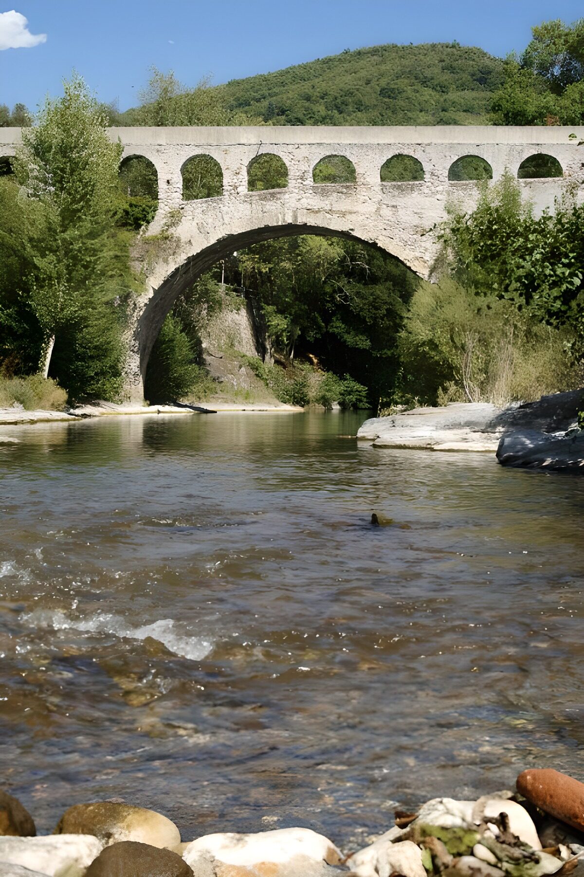 TPDE51840:  eine römische Wasserleitung über einen Fluß