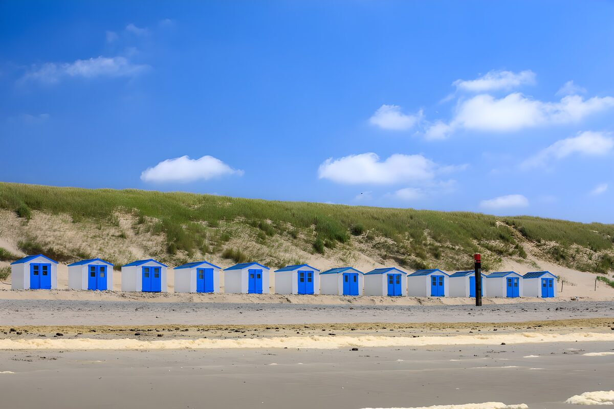 TPDE97802: Strandhäuschen am Hügel
