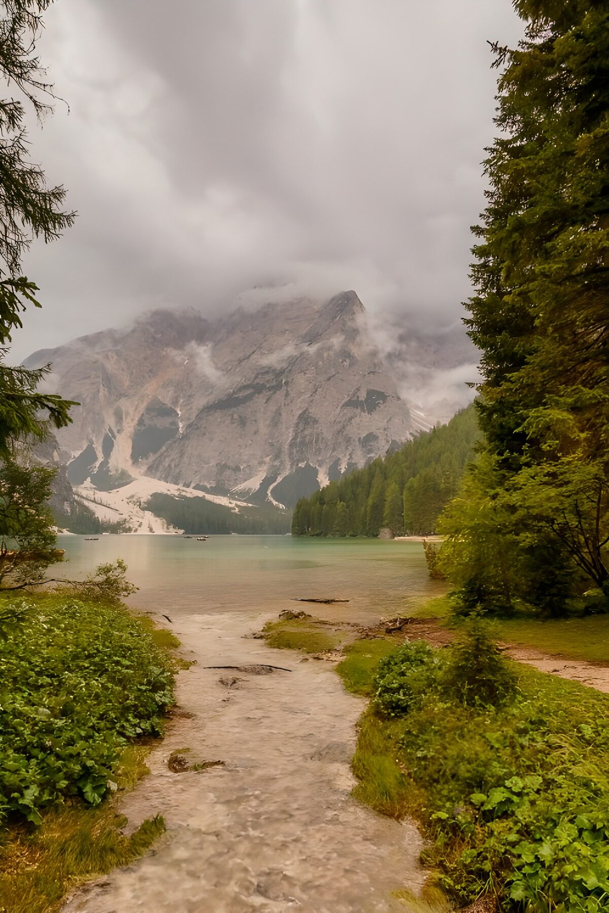 TPDE39951: Mystische Berglandschaft am See