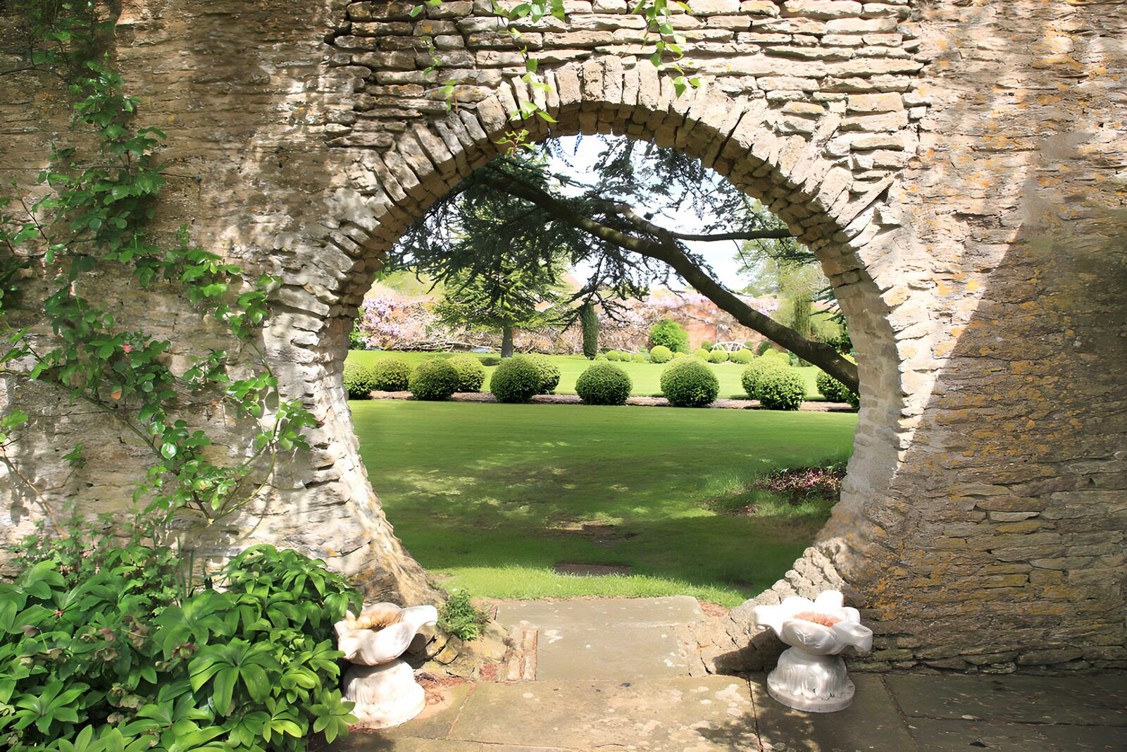 TPDE38867: Blick durch den Gartenbogen