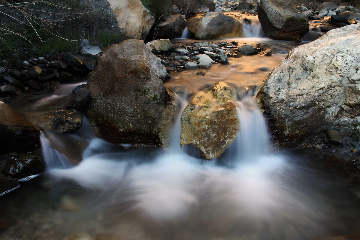 TPDE12834: tosendes Wasser stürzt hinab