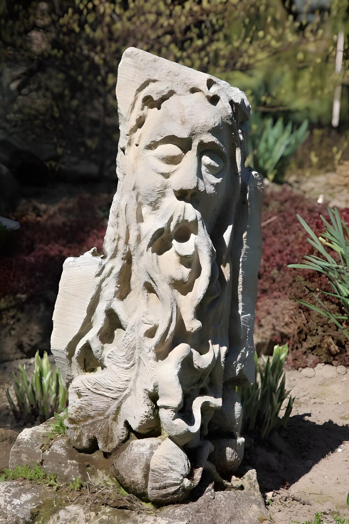 TPDE52907: Statue eines alten religiösen Mannes an einem Wanderweg