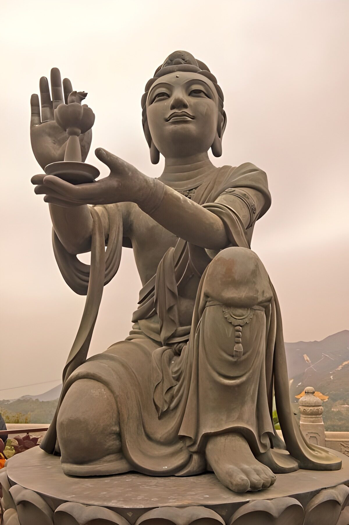 TPDE13039: Buddha-Statue, die dem Betrachter etwas anbietet