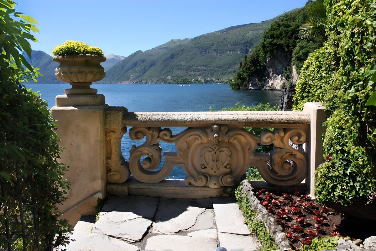 TPDE71390: kunstvolle steinerne Ballustrade mit Aussicht auf den Gardasee