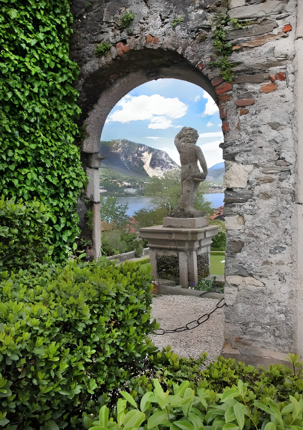 Blick von oben herab auf die Gartenanlagen von einem Schloß 
