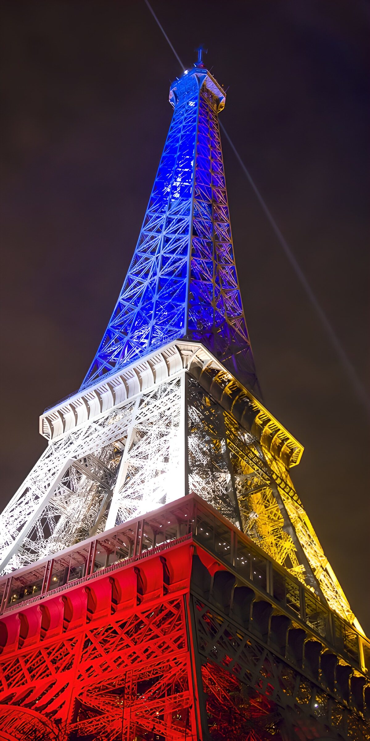 TPDE60675: Beleuchteter Eiffelturm in den Nationalfarben